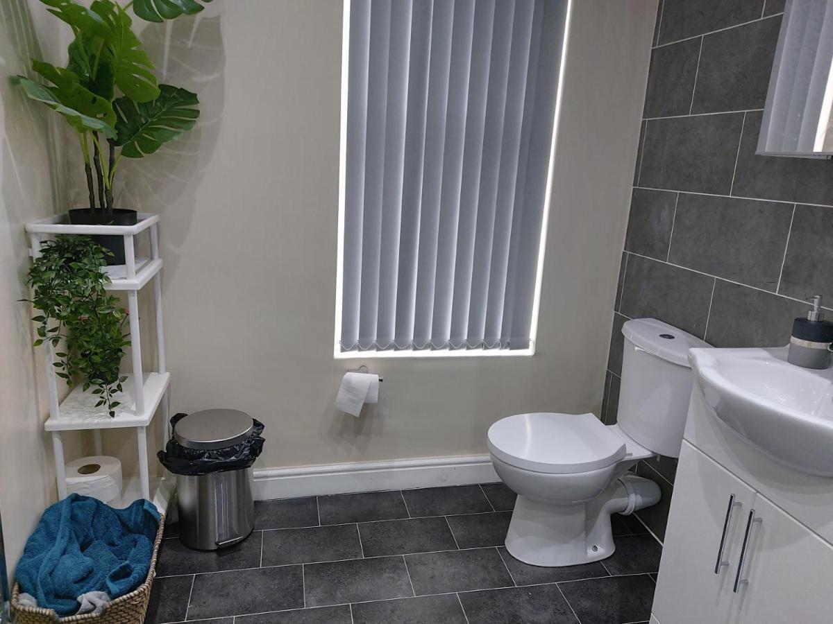 Spacious Two Bedroom House, Parking And Wifi Leeds  Buitenkant foto