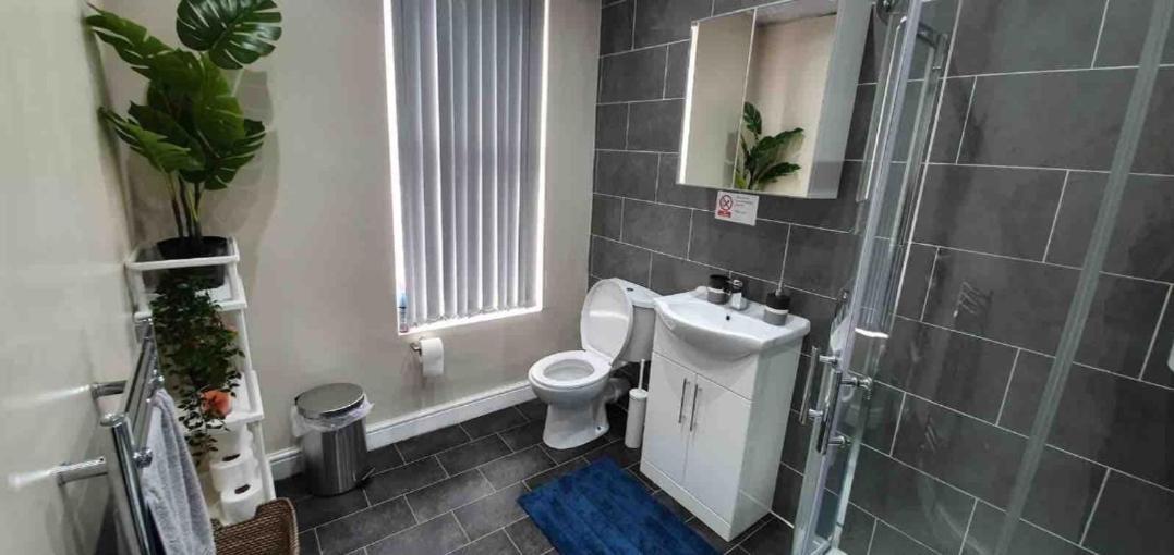 Spacious Two Bedroom House, Parking And Wifi Leeds  Buitenkant foto