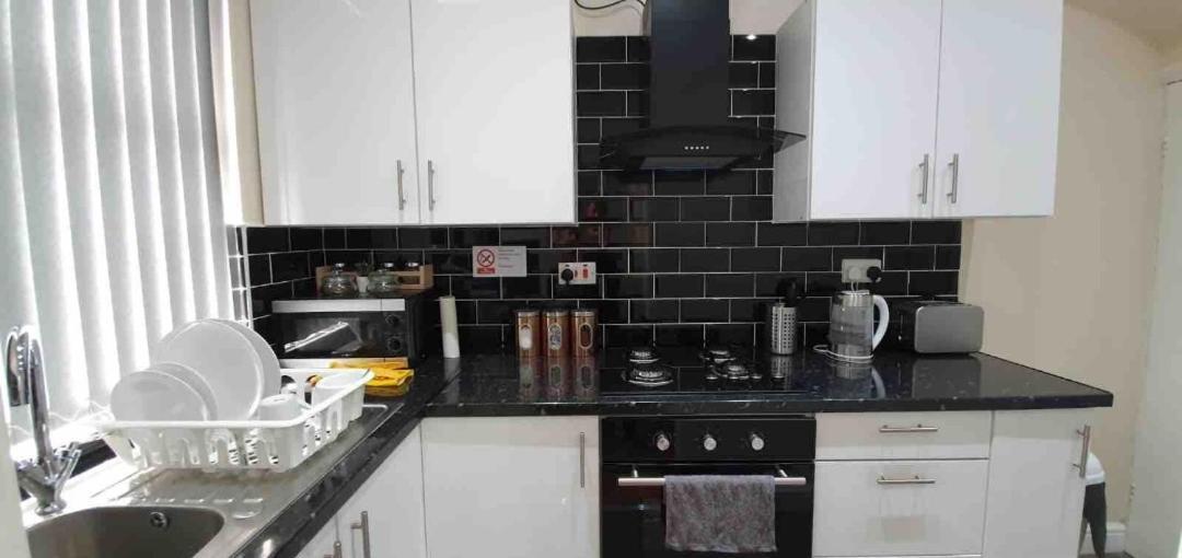 Spacious Two Bedroom House, Parking And Wifi Leeds  Buitenkant foto