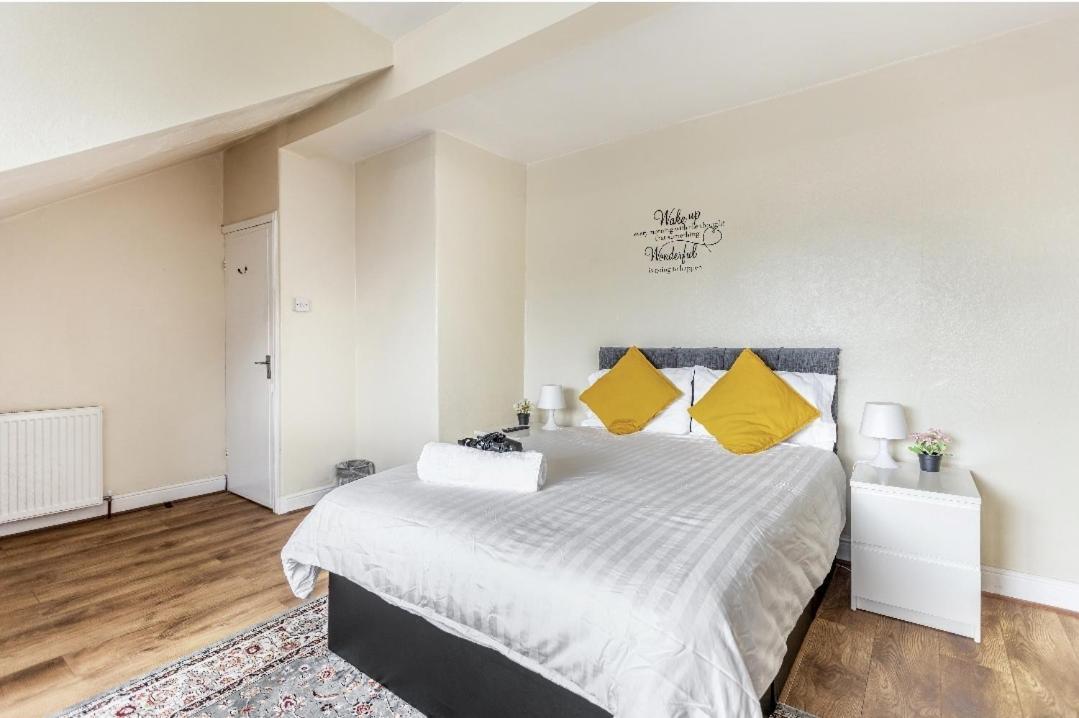 Spacious Two Bedroom House, Parking And Wifi Leeds  Buitenkant foto