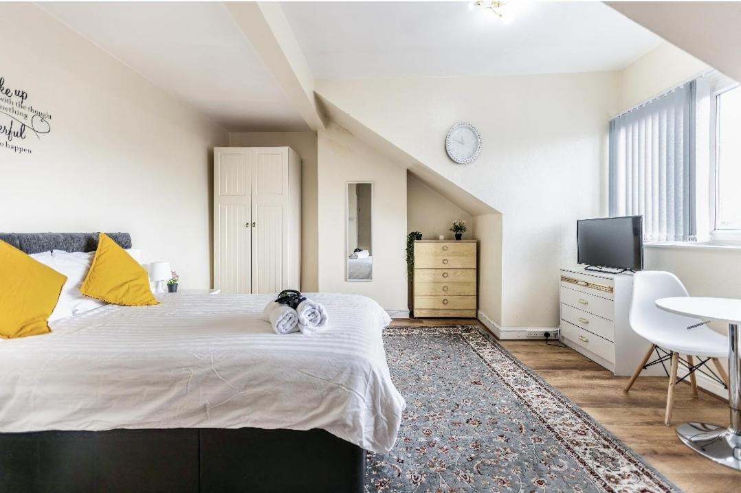 Spacious Two Bedroom House, Parking And Wifi Leeds  Buitenkant foto