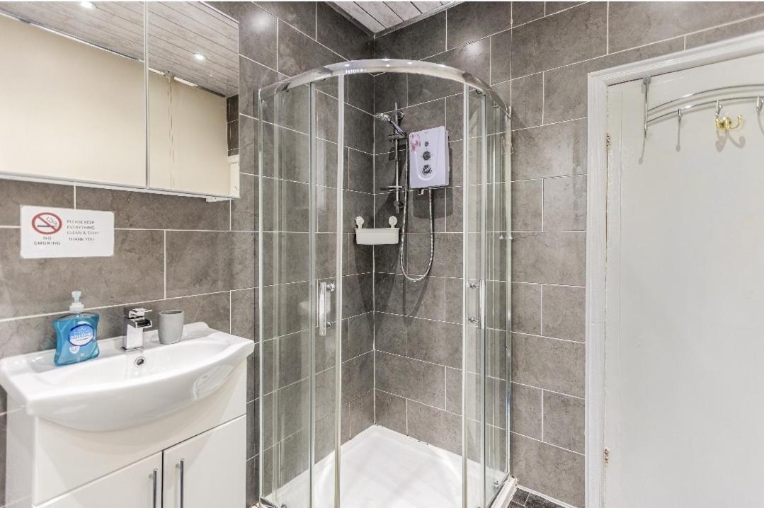 Spacious Two Bedroom House, Parking And Wifi Leeds  Buitenkant foto