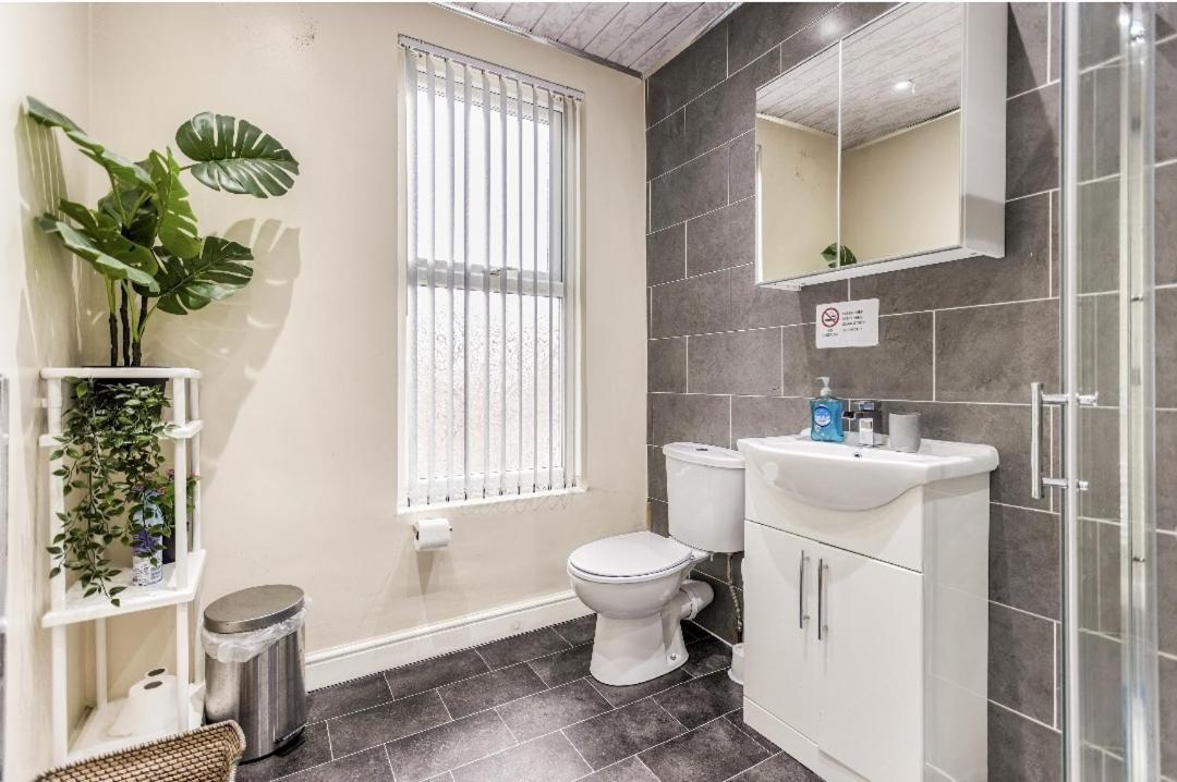 Spacious Two Bedroom House, Parking And Wifi Leeds  Buitenkant foto