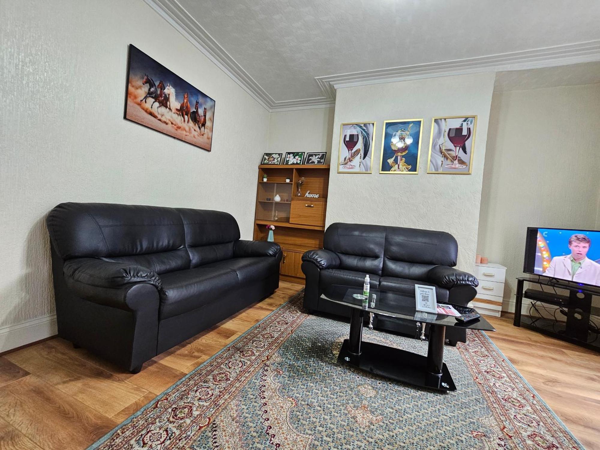 Spacious Two Bedroom House, Parking And Wifi Leeds  Buitenkant foto